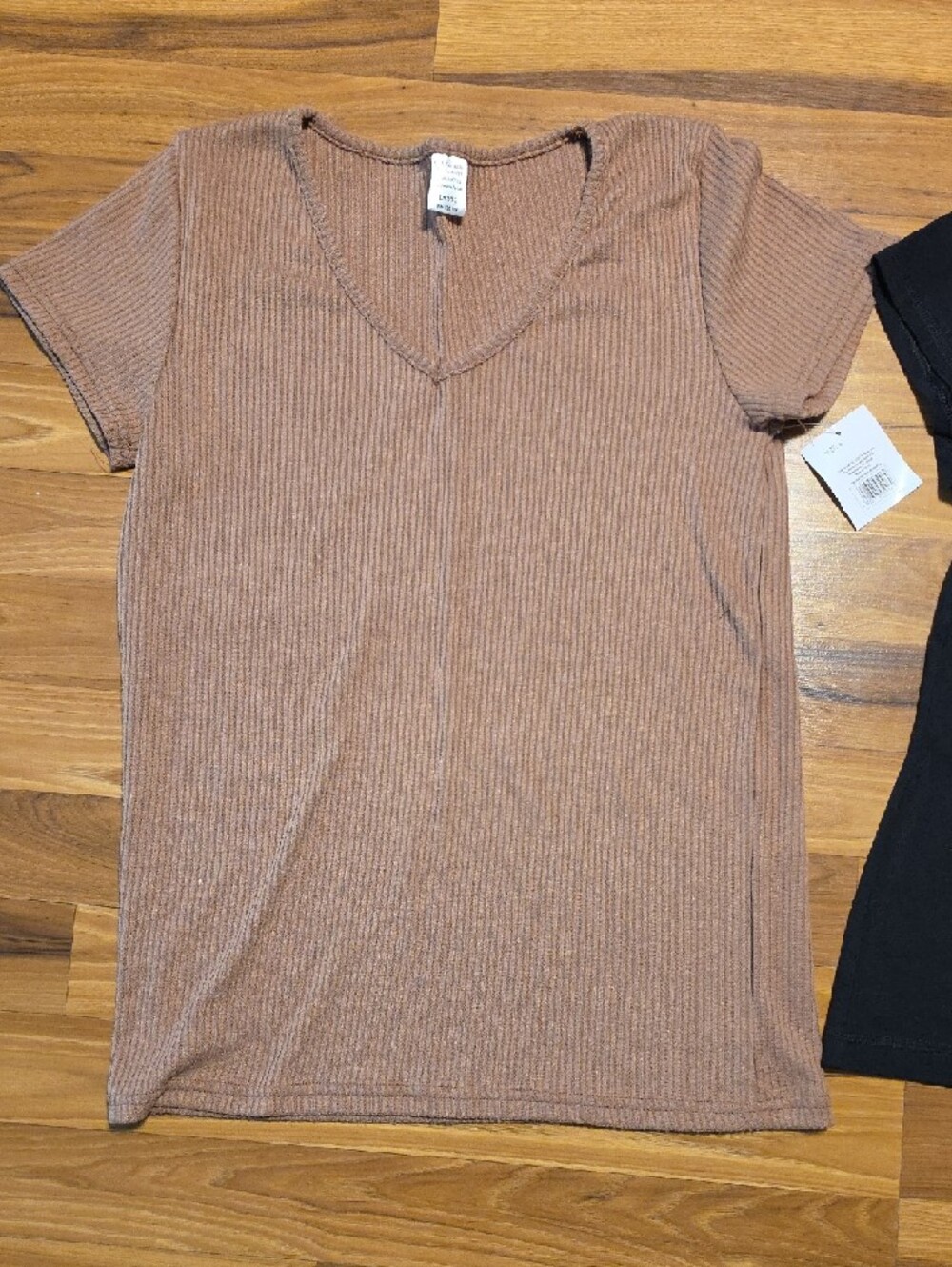 Tek Gear Ribbed Taupe V-Neck & Black Graphic Tee - Picture 2 of 6